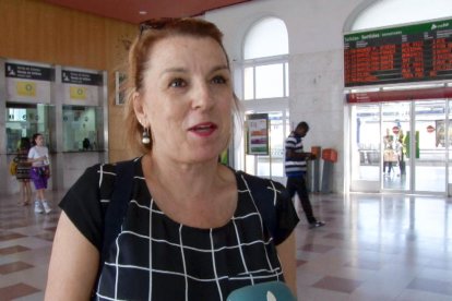 Viajeros ayer en el vestíbulo de la estación de trenes de Lleida.