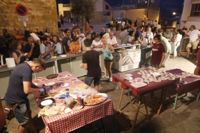 Un grupo comprando en una de las paradas de la feria nocturna de Camarasa.