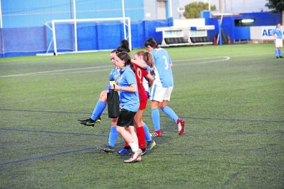 Valentina, a la izquierda, marcó el tanto del Levante de un fuerte disparo.