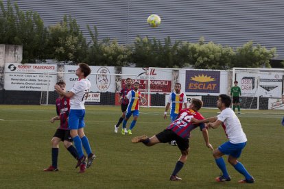 La plantilla del Tàrrega, junto con la alcaldesa, Alba Pijuan, posan con el trofeo ganado ayer.