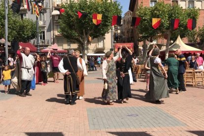 La dansa de la Galop va tornar a ballar-se ahir després de recuperar-se l’any passat a la plaça Mercadal, que s’ha omplert de públic en molts dels actes programats.