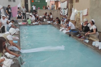 La dansa de la Galop va tornar a ballar-se ahir després de recuperar-se l’any passat a la plaça Mercadal, que s’ha omplert de públic en molts dels actes programats.