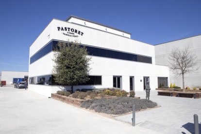 Imagen de la nave de 1.200 metros cuadrados que Grues Nogués está construyendo en Sant Guim de Freixenet.