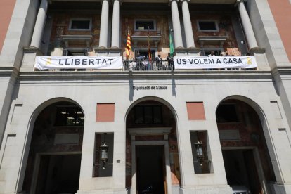 Joan Talarn prometió el cargo de presidente de la Diputación mirando hacia el público que asistió al pleno.