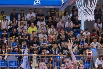 El tècnic Bernat Canut dóna instruccions a les jugadores.