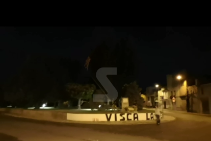 Momento en que varios individuos tiran el palo