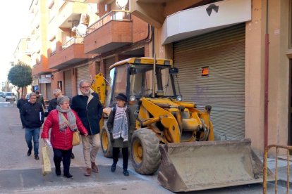 El alcalde visitó ayer la calle Les Roses.