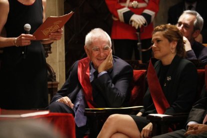 Ada Colau és investida de nou alcaldessa de Barcelona amb els vots dels comuns, el PSC i tres regidors de Valls