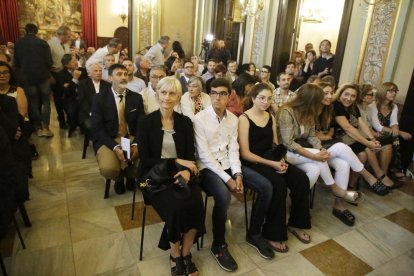 Miquel Pueyo muestra la vara de alcalde, que le entregó la edil del Comú Elena Ferré, la más joven del pleno.