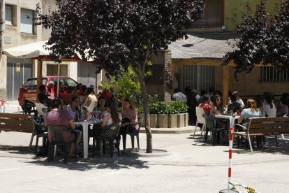 Treballs per pintar un gran mural commemoratiu a Maials.