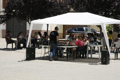 Treballs per pintar un gran mural commemoratiu a Maials.