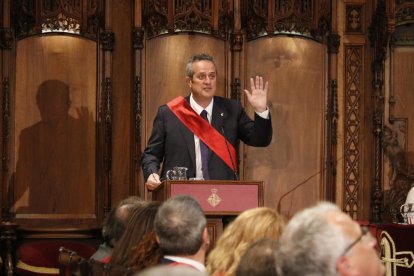 Ernest Maragall mira a Ada Colau y Jaume Collboni mientras Manuel Valls sonríe al haber impedido que ERC gobierne en Barcelona.