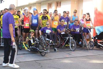 Foto de grup dels participants de la cursa sobre la línia de sortida en els moments previs a la disputa de la prova.