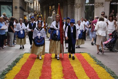 La comitiva del Corpus que recorrió el decorado Eix Comercial, con el Àliga de Lleida al fondo.