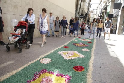 La comitiva del Corpus que recorrió el decorado Eix Comercial, con el Àliga de Lleida al fondo.