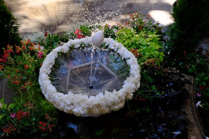 La comitiva del Corpus que recorrió el decorado Eix Comercial, con el Àliga de Lleida al fondo.