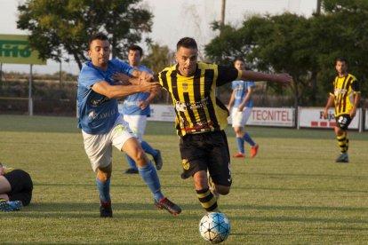 La plantilla de l’Alcarràs celebra el pas a la següent ronda de la Copa Catalunya Amateur, ahir al Municipal d’Anglesola.