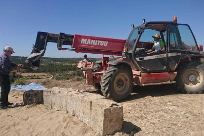Les obres per reconstruir l'arc d'Adar o d'Adà de Llardecans després que quedés destrossat al març