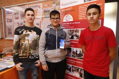 Alumnos transportan un punto de recogida a la hora del recreo para fomentar el reciclaje correcto de los residuos.