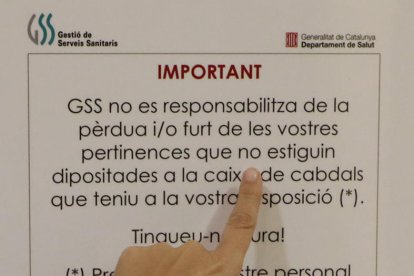La vigilante de seguridad del Santa Maria recoge un objeto para la caja fuerte.