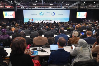 Joves en en un debat sobre el canvi climàtic, ahir a Madrid.