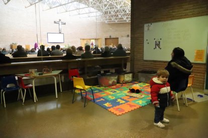 La parròquia de la Mare de Déu del Pilar de Lleida compta amb una ‘peixera’ amb altaveus perquè els pares segueixin la missa.