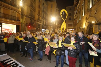 Puigdemont junto a la profesora Marlene Wind durante el debate celebrado ayer en Copenhague .