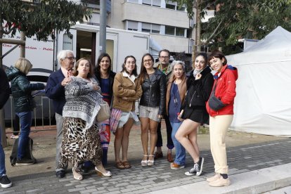 Mario Casas, en cadira de rodes en l’escena rodada ahir al pont Vell de Lleida de la pel·lícula ‘El practicante’, del director Carles Torras.