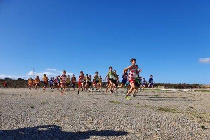 Un grupo de participantes del Cros Culleré durante la disputa de la carrera.
