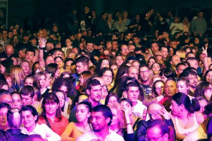 Ángeles y Dioni, el dúo Camela, en el concierto que ofrecieron la noche del sábado en Lleida.