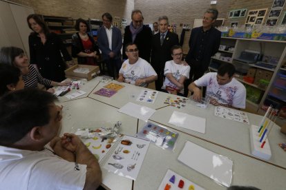 Responsables de la entidad y autoridades, ayer, durante la visita al centro ocupacional de la Fundació Sorigué.