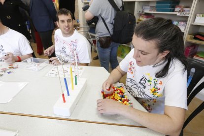 Responsables de la entidad y autoridades, ayer, durante la visita al centro ocupacional de la Fundació Sorigué.