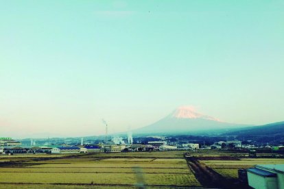 japó. Vista del mont Fugi des del tren d’alta velocitat.