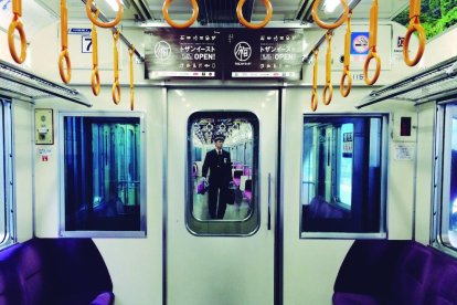 japó. Vista del mont Fugi des del tren d’alta velocitat.