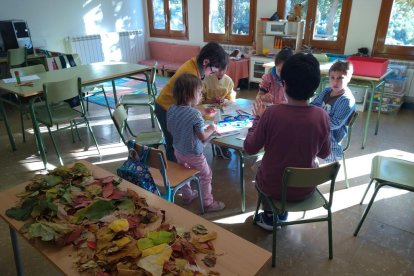 Foto de família dels catorze alumnes i de les mestres de l’escola de Peramola.