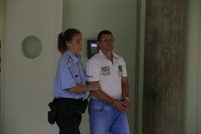 Moment de la retirada del cadàver del veí d’Artesa de Segre assassinat a casa seua avui fa un any.