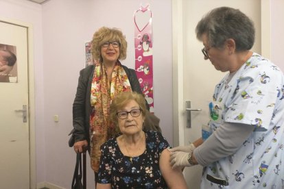 Una infermera del CAP Bordeta-Magraners va vacunar ahir contra la grip una de les professionals.