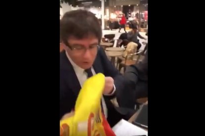 VÍDEO. Un home fa besar la bandera espanyola a Puigdemont a Copenhague