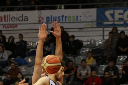 Ablaye Mbaye, pressionat per Agada, va estar sòlid en defensa.