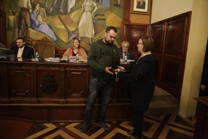 La presidenta de la Diputación, Rosa Maria Perelló, con el nuevo portavoz de la CUP, Josep Cabré.
