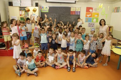 Alumnos del Sagrada Família, contentos por las vacaciones.