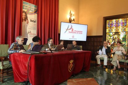 El pati exterior i l’antiga escola de Malgovern.