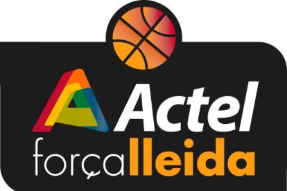 Ablaye Mbaye i Juampi Sutina lluiten per un rebot amb un jugador del Peñas Osca.