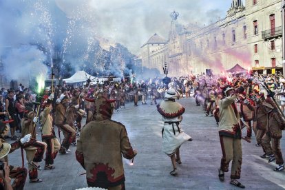 Durante toda la semana los más pequeños han estado preparando sus disfraces y su bestiario para mostrarlo en el Aquelarret.