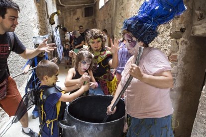 Durante toda la semana los más pequeños han estado preparando sus disfraces y su bestiario para mostrarlo en el Aquelarret.