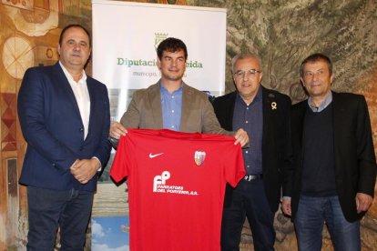 Autoritats i organitzadors, ahir durant la presentació dels actes del centenari del CF Juneda.