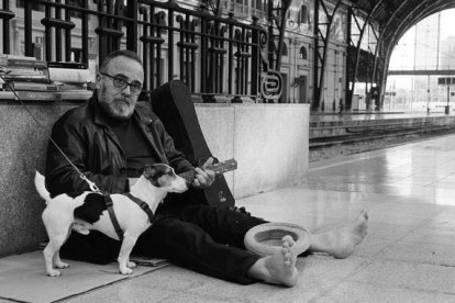 La directora Rosa Vergés, retratada en un racó de casa seua a l’Eixample barceloní.