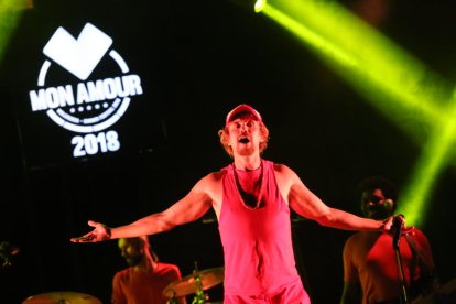 El públic va començar a arribar al recinte a mitja tarda i a la nit ja hi havia centenars de persones.