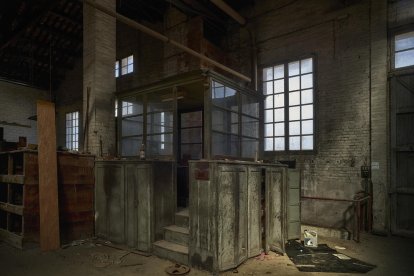 raig de sol. La llum natural il·lumina suaument el que un dia van ser màquines noves que no es van arribar a comercialitzar.