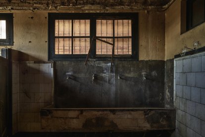 raig de sol. La llum natural il·lumina suaument el que un dia van ser màquines noves que no es van arribar a comercialitzar.